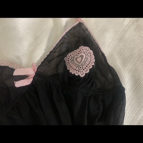 Victoria Secret - Picture 2 of 4